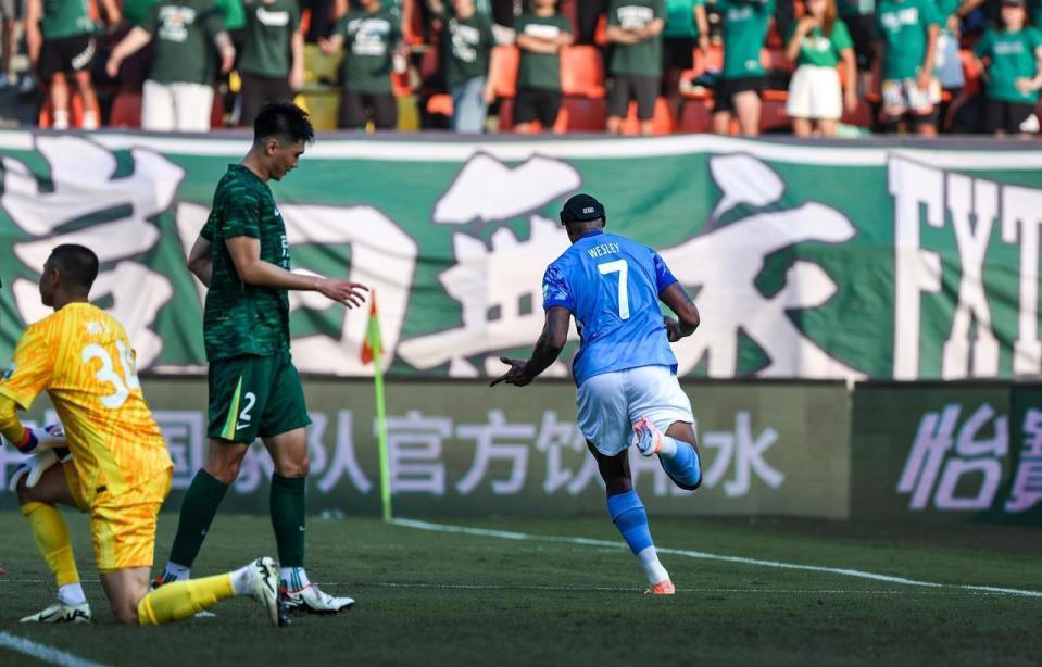 还让自己争, 助教拉米罗, 险胜大连英